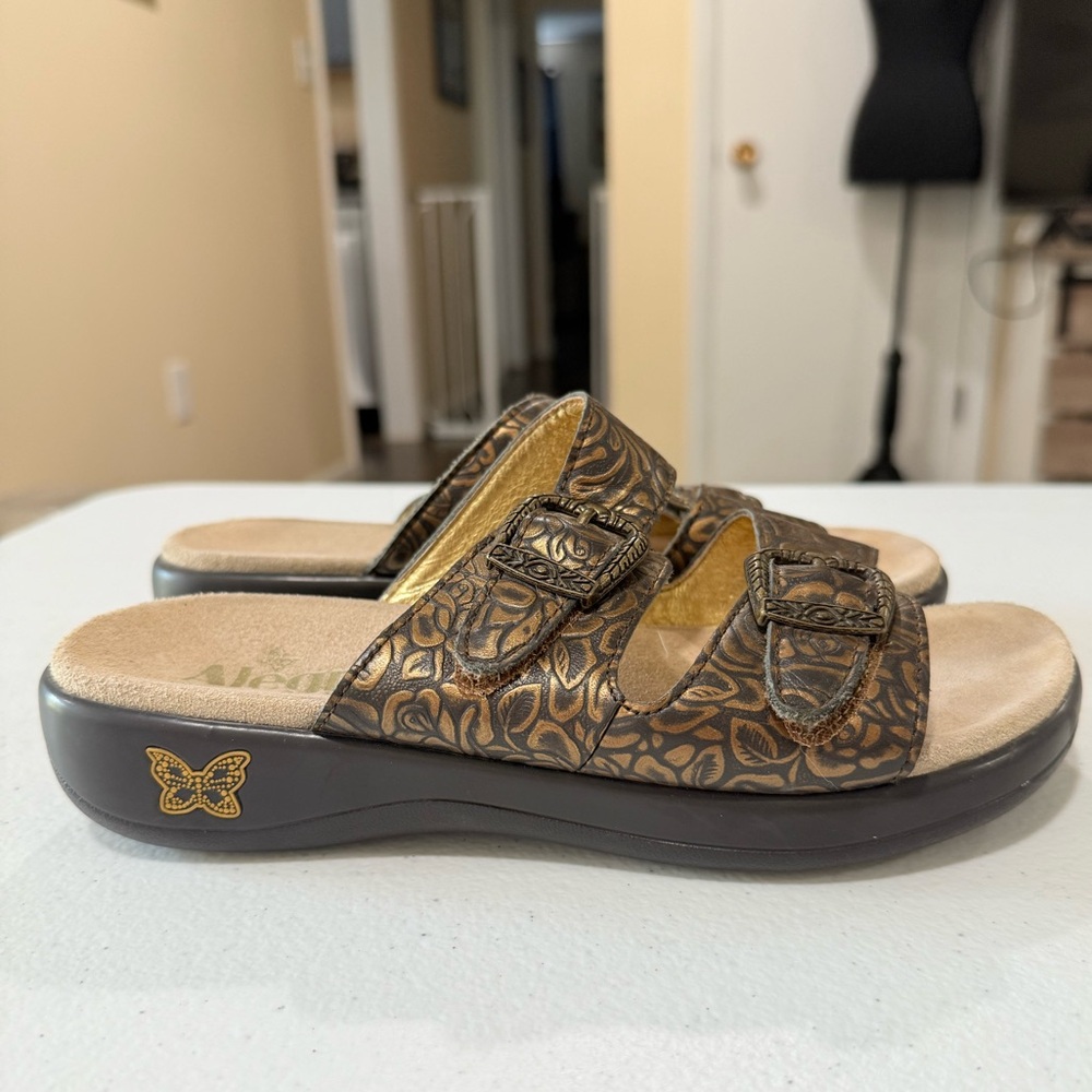 Alegria Stylish Women's Slide Sandals with Buckle Detail